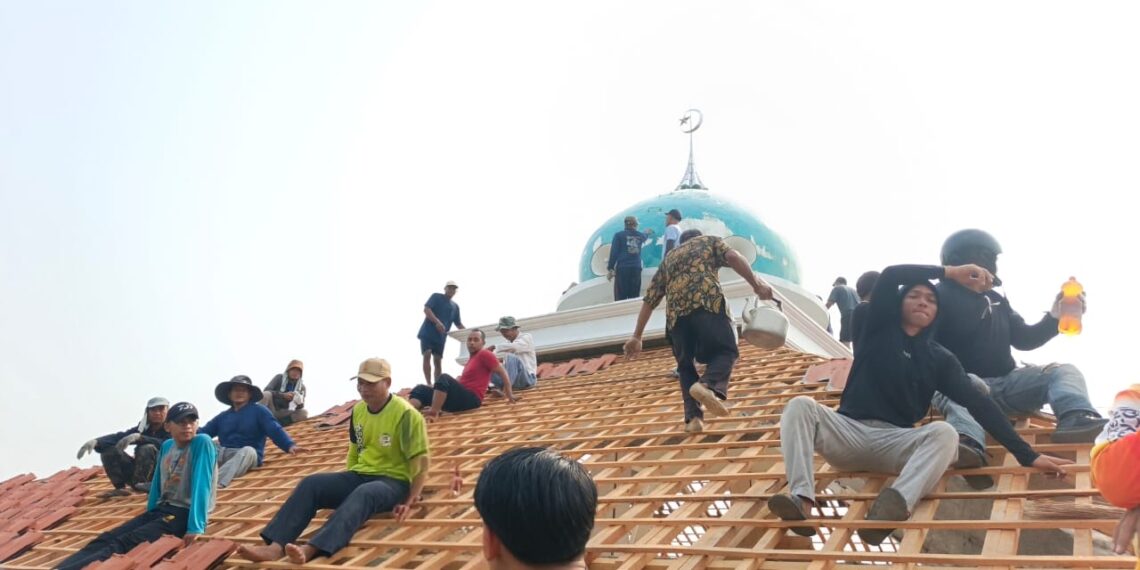 Guyub Rukun, Warga LDII Panaragan Jaya Indah dan Masyarakat Gotong Royong Menaikkan Genteng Masjid Al Barokah