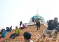 Guyub Rukun, Warga LDII Panaragan Jaya Indah dan Masyarakat Gotong Royong Menaikkan Genteng Masjid Al Barokah