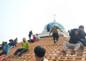 Guyub Rukun, Warga LDII Panaragan Jaya Indah dan Masyarakat Gotong Royong Menaikkan Genteng Masjid Al Barokah